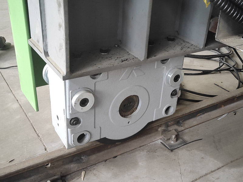 地軌機(jī)構(gòu)行走齒輪箱